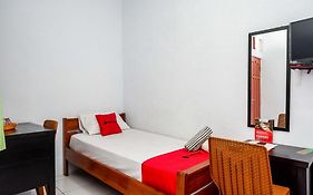 RedDoorz Syariah near Alun Alun Balai Kota Tegal